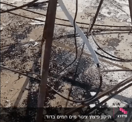 בסיס מתכת עם צינורות מחוברים לדוד שמש